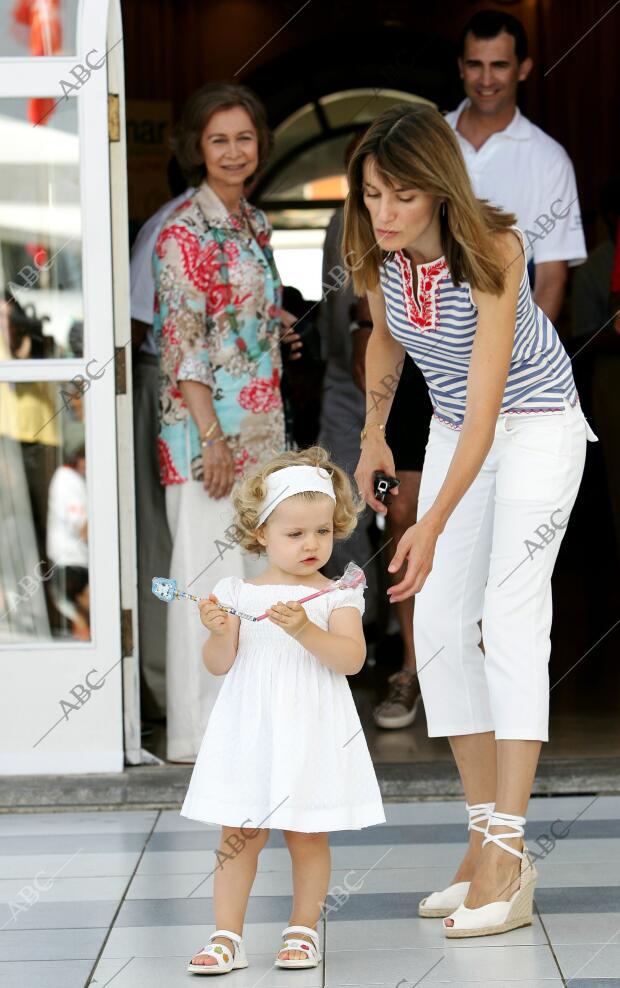 en la imagen los principes de asturias y la infanta leonor en el club nautico