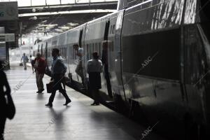 Llegada de un tren AVE a la estación de Atocha de Madrid