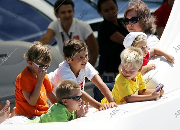 en la imagen la familia real a bordo de la somni