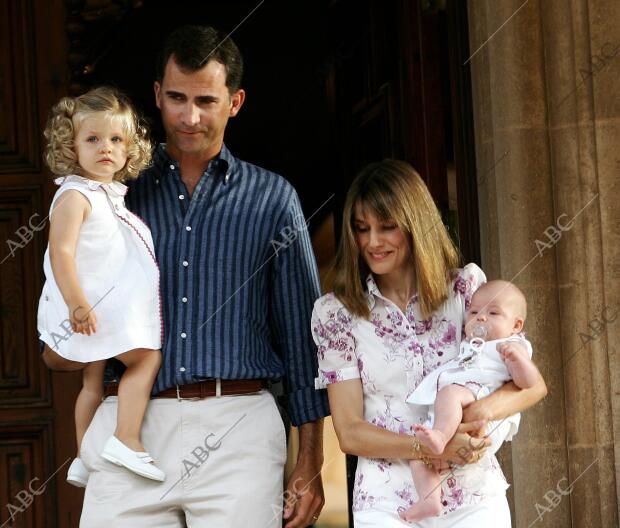 foto oficial de verano de la familia real al completo en el palacio de marivent