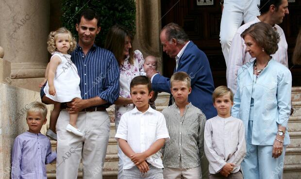 foto oficial de verano de la familia real al completo en el palacio de marivent