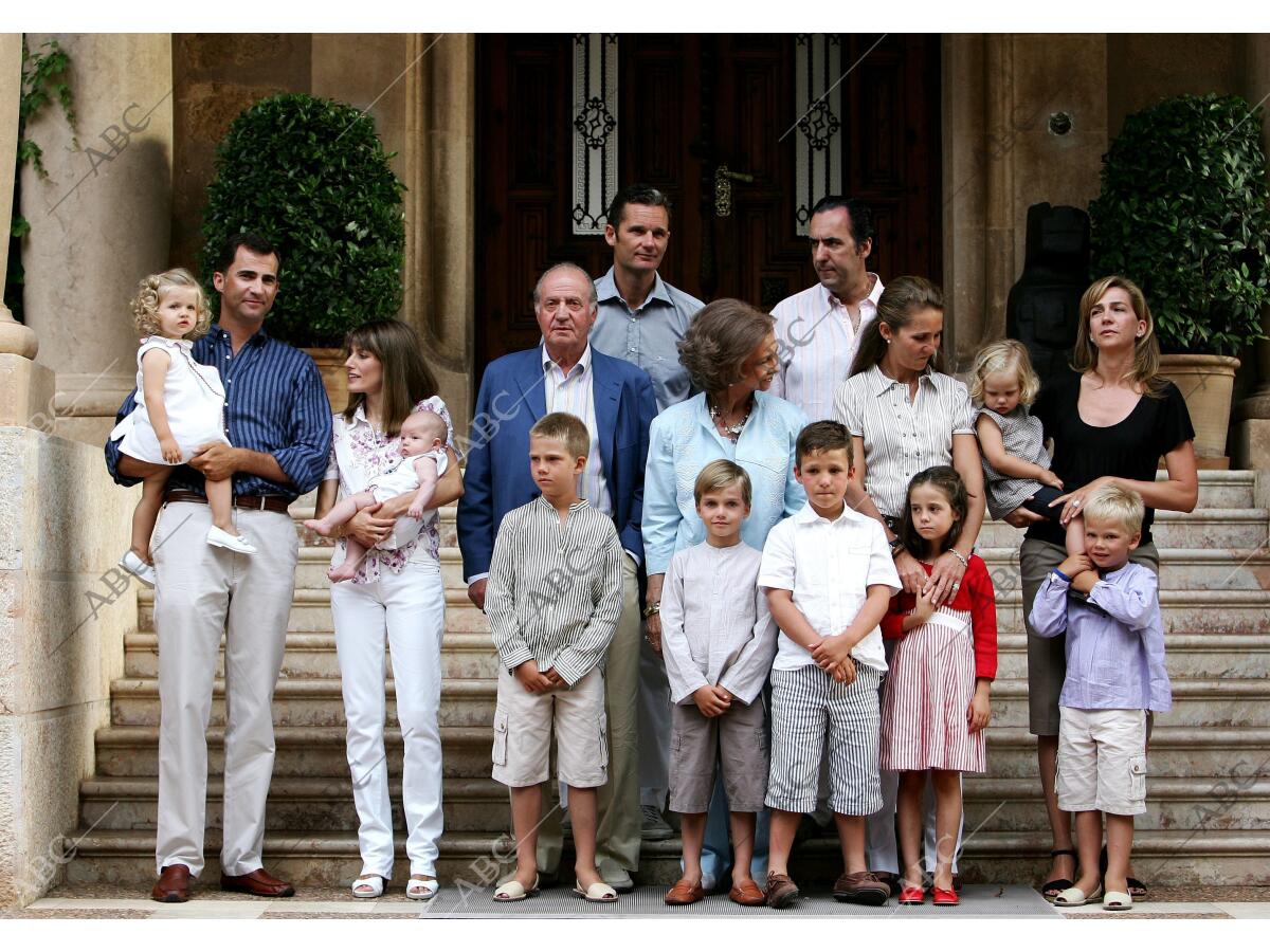 Foto Oficial De Verano De La Familia Real Al Completo En El Palacio De Marivent Archivo Abc 9312