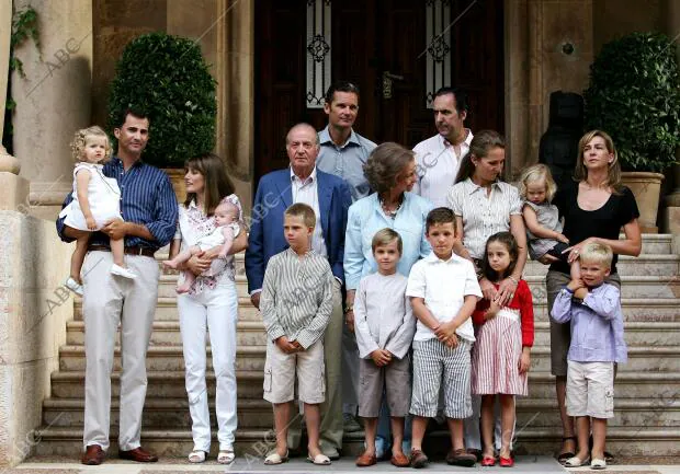 Foto Oficial De Verano De La Familia Real Al Completo En El Palacio De Marivent Archivo Abc 4832