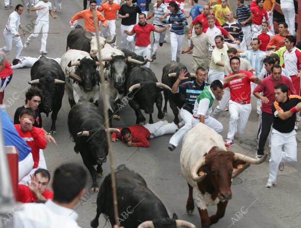 Los corredores durante el segundo encierro de Sanse