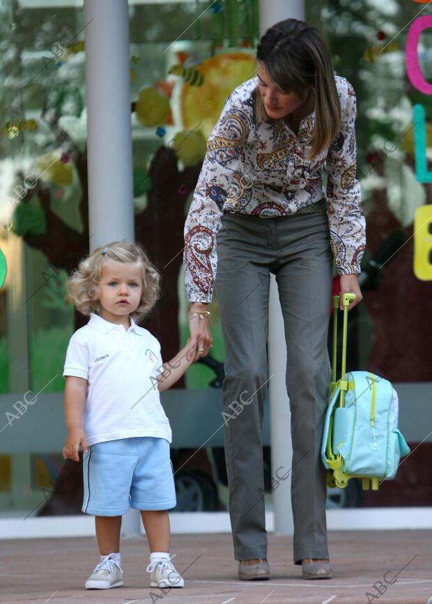 La Infanta Leonor , acompañada por sus padres, los Príncipes de Asturias, se...