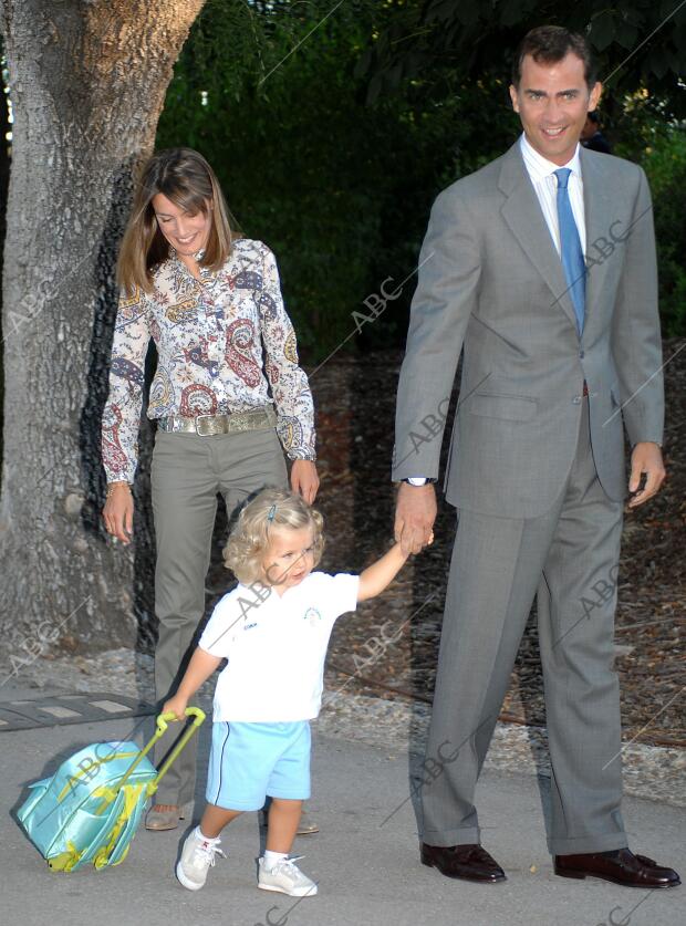 La Infanta Leonor , acompañada por sus padres, los Príncipes de Asturias, se...