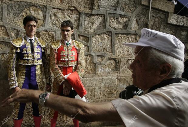 EN la imagen, el fotógrafo Cano colocando a José Tomas y a El Capea