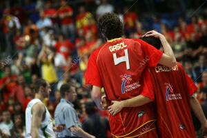 Los Jugadores de la selección Española de baloncesto Pau Gasol y Calderón al...