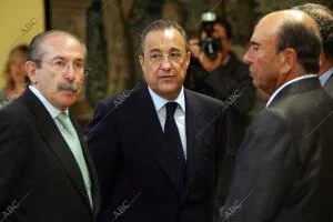 Emilio Botín (D), florentino Pérez (C) y Francisco Pizarro durante la recepción...