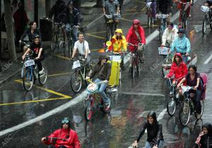 Cientos de personas pasean en una marcha en bicicleta, por el centro de Valencia...