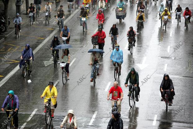 Cientos de personas pasean en una marcha en bicicleta, por el centro de Valencia...