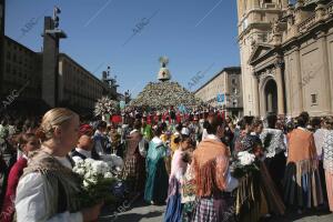 Ofrenda de flores para confeccionar el manto de la Virgen del Pilar