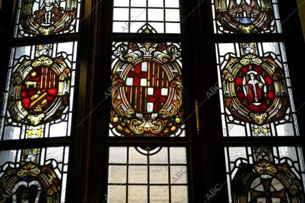 Vidrieras del Ayuntamiento de Madrid con los escudos de otras ciudades españolas