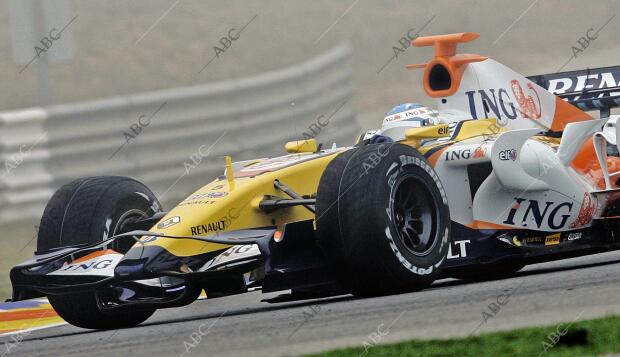 Fernando Alonso prueba su nuevo R_28 en el circuito de Cheste