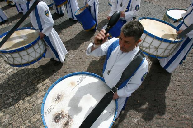 Tradicional tamborrada en la Plaza Mayor que pone fin a la Semana Santa...