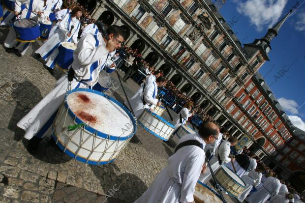 Tradicional tamborrada en la Plaza Mayor que pone fin a la Semana Santa...