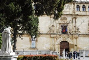 Plaza de San Diego con la Universidad cisneriana de fondo