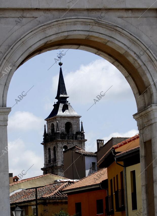 Vista de la catedral magistral desde la puerta de Madrid