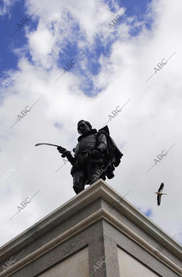 Estatua de Miguel de Cervantes en la plaza de Cervantes