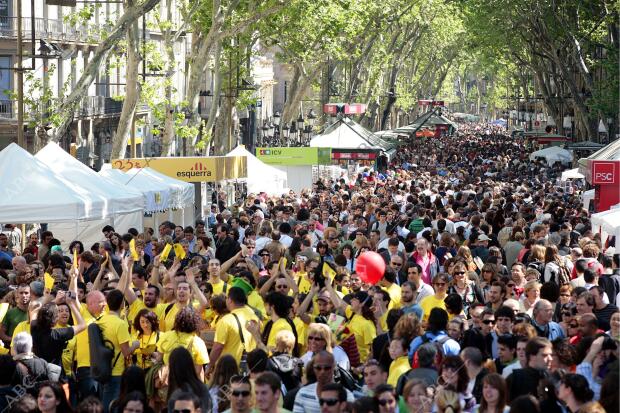 Numerosos curiosos abarrotan La Rambla de Barcelona en la tradicional jornada de...