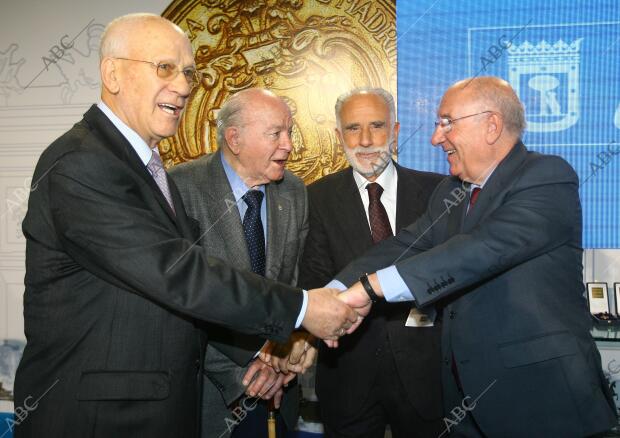 Entrega de las medallas de Oro del Ayuntamiento de Madrid a Alfredo landa,...