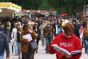 Los lectores invaden la Feria del Libro