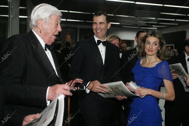 En la imagen, Don Guillermo Luca de Tena con el Príncipe Felipe, que presidió la...