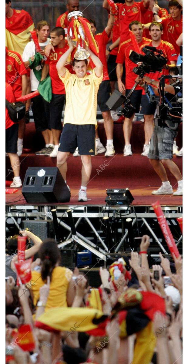 En la imagen, Iker Casillas con la copa