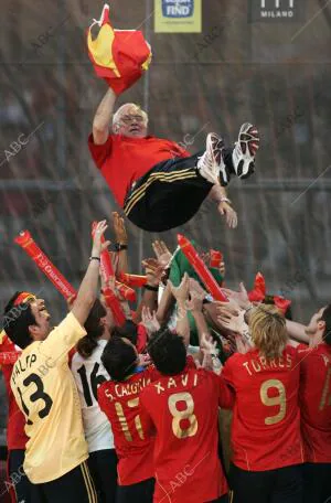 En la imagen, Luis Aragonés manteado por el equipo