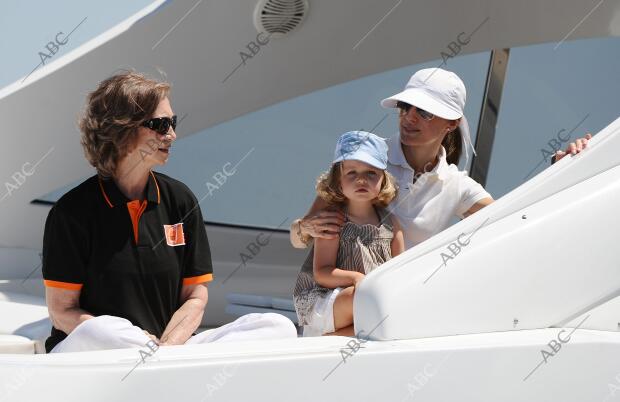 la reina, sar la princesa de asturias y la infanta leonor a bordo de la...