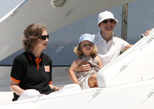 la reina, sar la princesa de asturias y la infanta leonor a bordo de la...