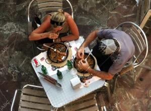 Dos turistas disfrutan de una paella en Valencia