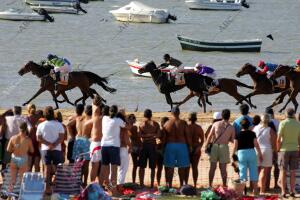 Vista del público asistente a las carreras y los jinetes con sus caballos...