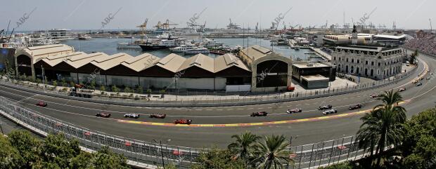 Los monoplazas compiten en el circuito urbano en el Gran Premio de Europa de...