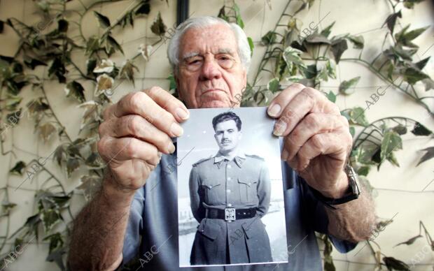 Entrevista a Eugenio Azcárraga, el cual tiene una lápida en el Valle de los...