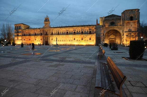 Vista nocturna del Parador de San Marcos de Leónl