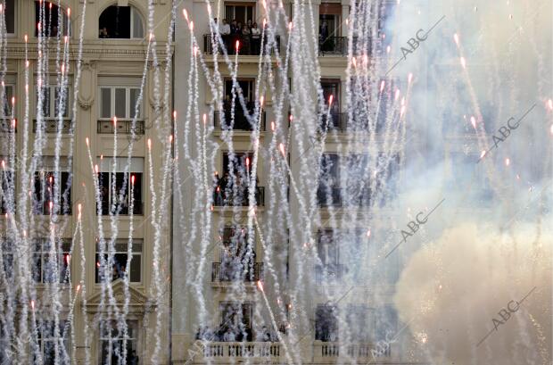 Una multitud Asistió hoy al disparo de la Mascletá que Tiene lugar Todos los...