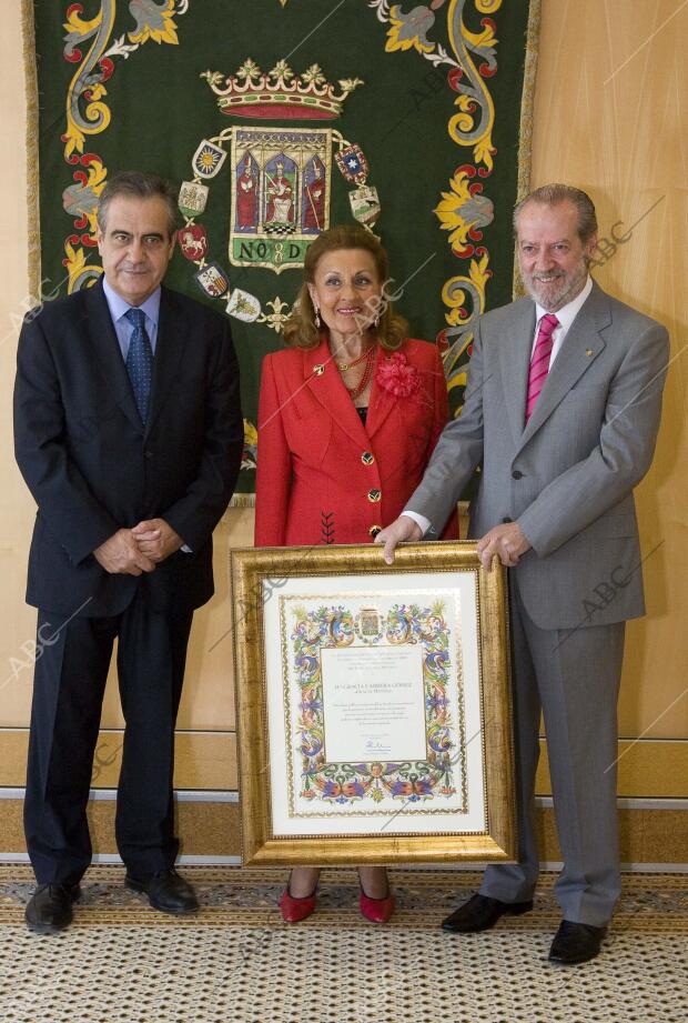 En la imagen, Gracia Montes, recibe el premio de hija predilecta de Andalucía,...