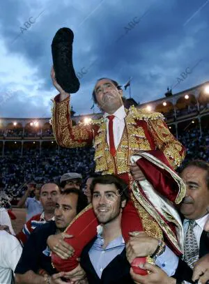 En la imagen: Luis Francisco Esplá sale por la Puerta Grande
