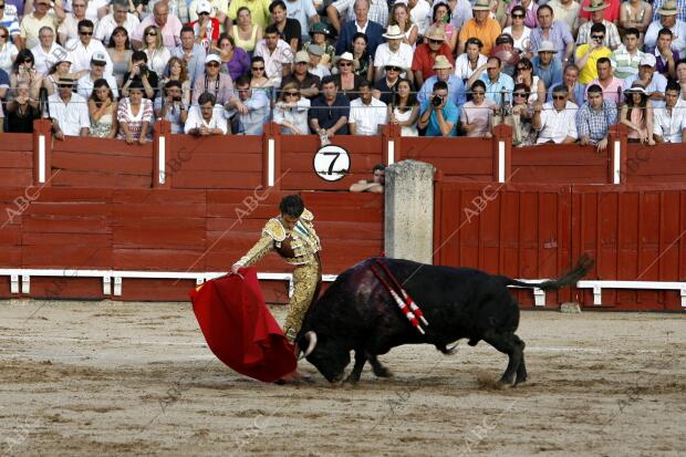 En la imagen, José Tomás en su primer toro de la tarde