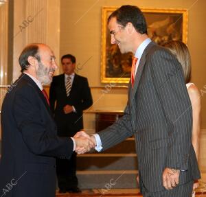 Los Príncipes de Asturias, que recibieron hoy en audiencia en el Palacio de la...