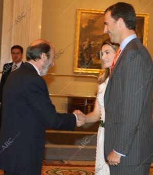 Los Príncipes de Asturias, que recibieron hoy en audiencia en el Palacio de la...