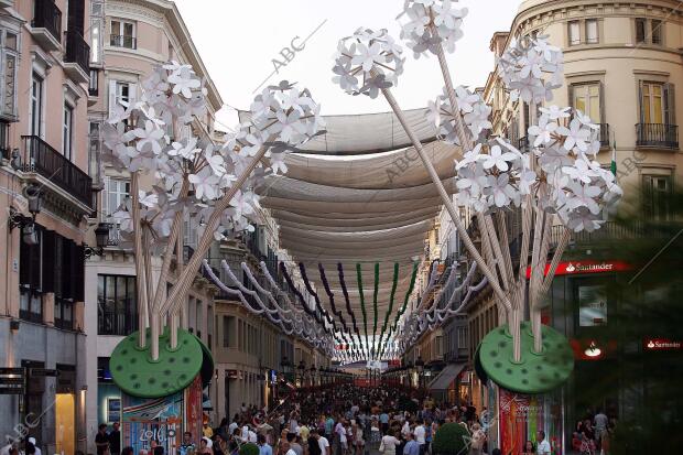 Paseantes caminan en la entrada de calle Larios, donde ya ha sido instalada la...