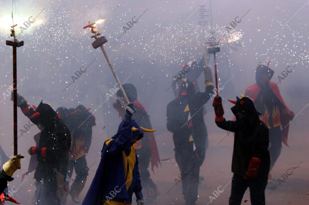 En la imagen, jóvenes "diables" en un "Correfoc"