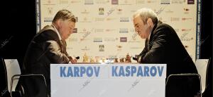 Los excampeones del mundo de ajedrez, Anatoly Karpov (i) y Garri Kasparov...