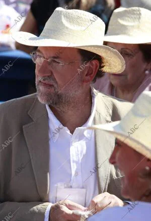 _El presidente del Partido Popular, Mariano Rajoy, y su presidenta regional,...