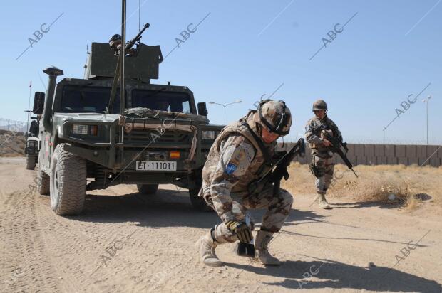 Un soldado español rastrea un camino próximo a Herat para detectar artefactos...