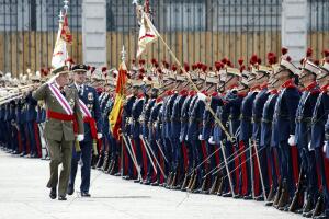 Su Majestad el Rey pasa revista a la Guardia Real en la plaza de la Armería de...