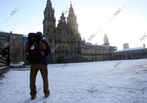 Un peregrino llega a Santiago de Compostela cubierto de nieve