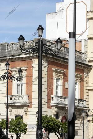 Mobiliario urbano en la avenida de la Constitucion y puerta Jerez